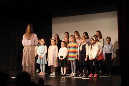 »Mamica je kakor zarja« (13)